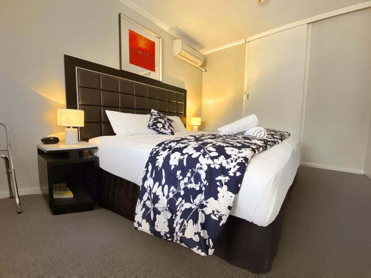 Almond Inn Тамуърт Екстериор снимка