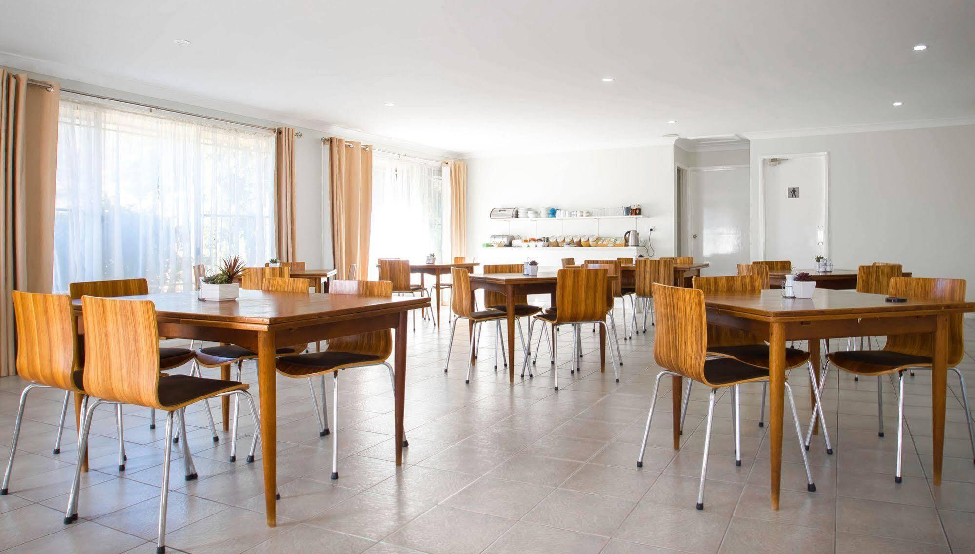 Almond Inn Тамуърт Екстериор снимка